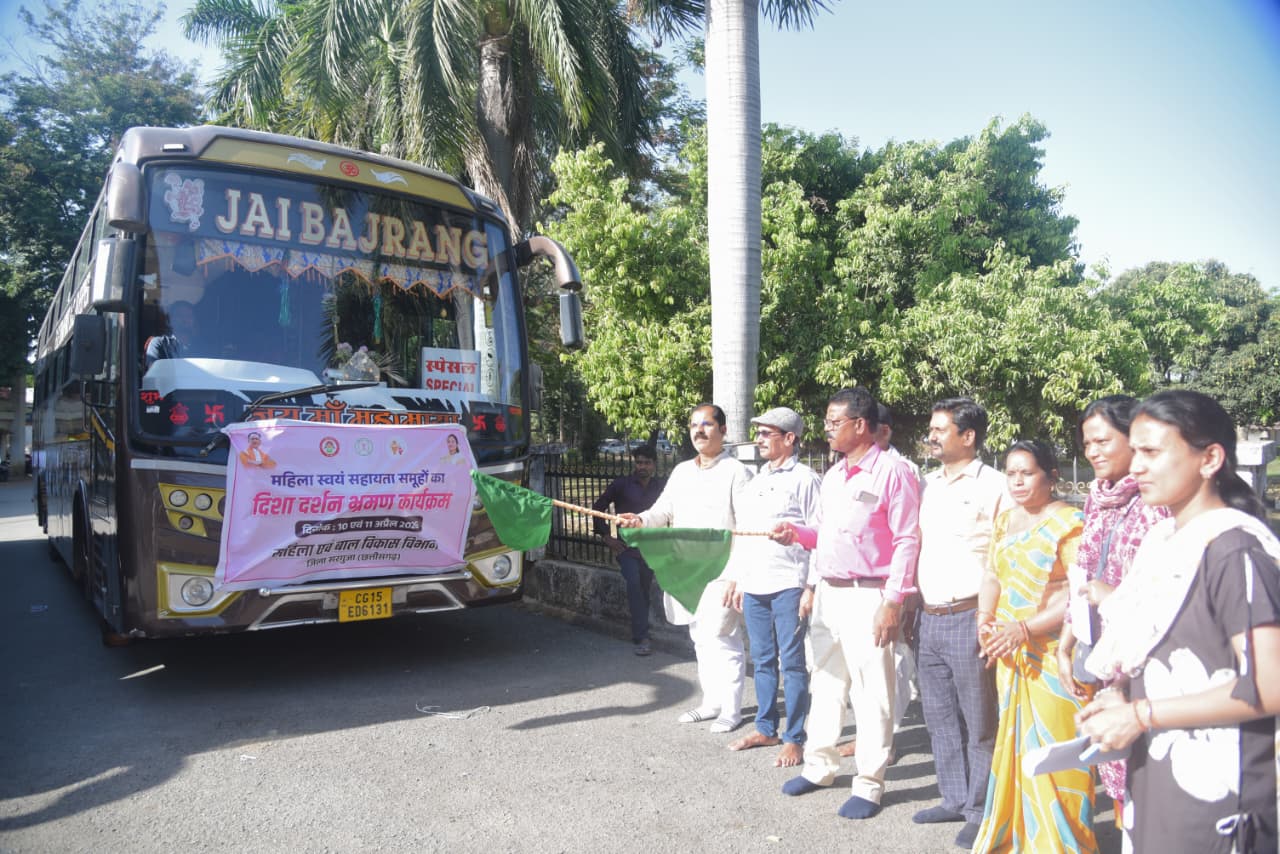 स्व-सहायता समूह की 80 महिलाओं का दल ‘दिशा-दर्शन’ भ्रमण कार्यक्रम के लिए गुमला रवाना